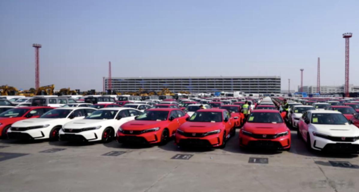 近日，首批约300辆全新本田思域TYPE R正式到港，并将于3月底陆续开启交付。