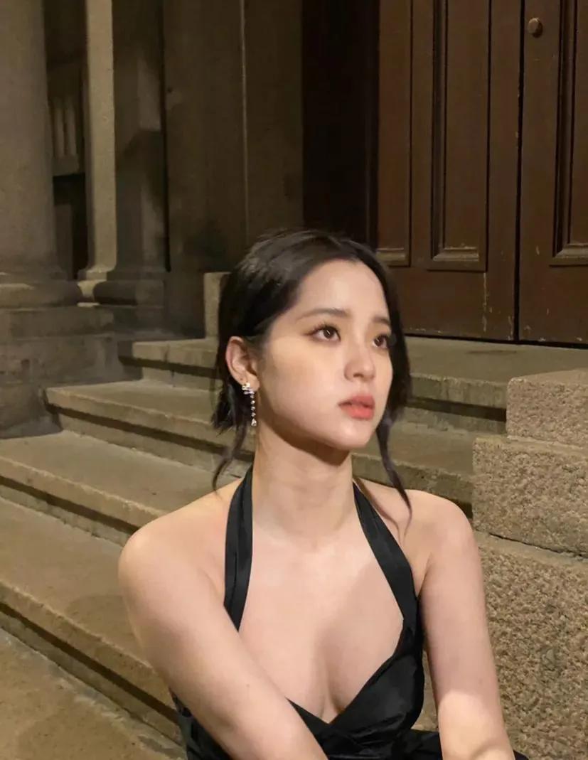 欧阳娜娜成熟的女人味，走性感路线有点不适应，印象中还是小女孩[捂脸][捂脸][捂