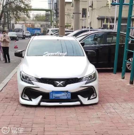 街边看到一台车有点帅！

这是什么车啊家人们，这个车标没见过。dou是好车 我和