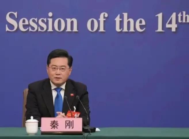 挑战美元霸权

塔斯社记者提问，俄中贸易是否弃用美元或欧元？

中国外长秦刚轻描