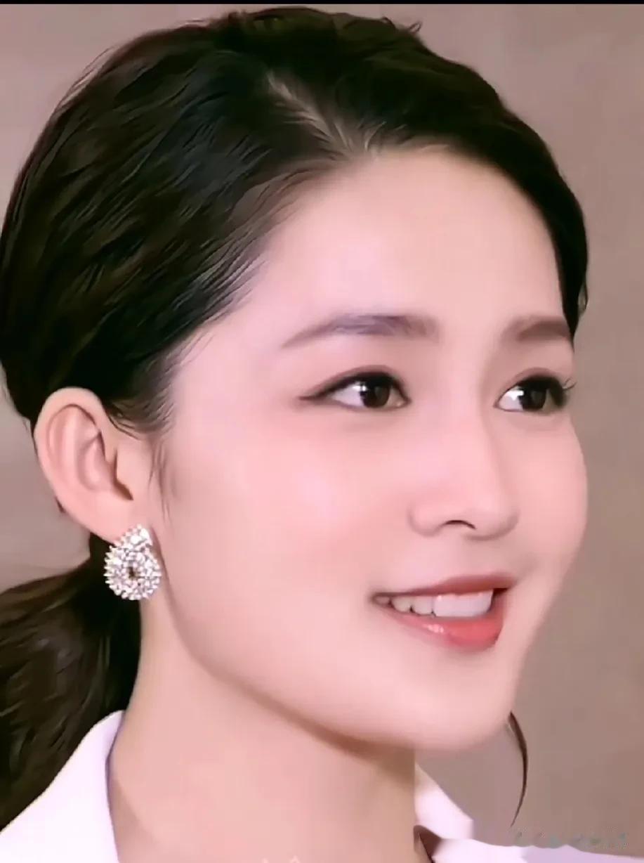 真美，李沁！天然的美女！如果有个人能让你忘掉过去，那么这个人就是你的未来。