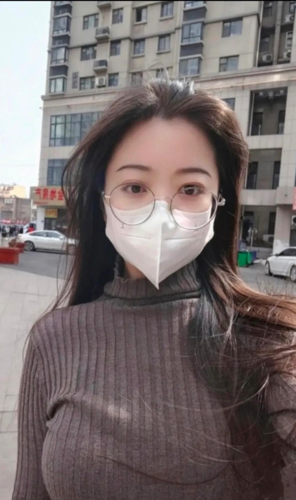 洗了个热水澡，暖暖的宝宝心，换了一身喜欢的衣服，漫无目的出了家的门。
去哪全然不
