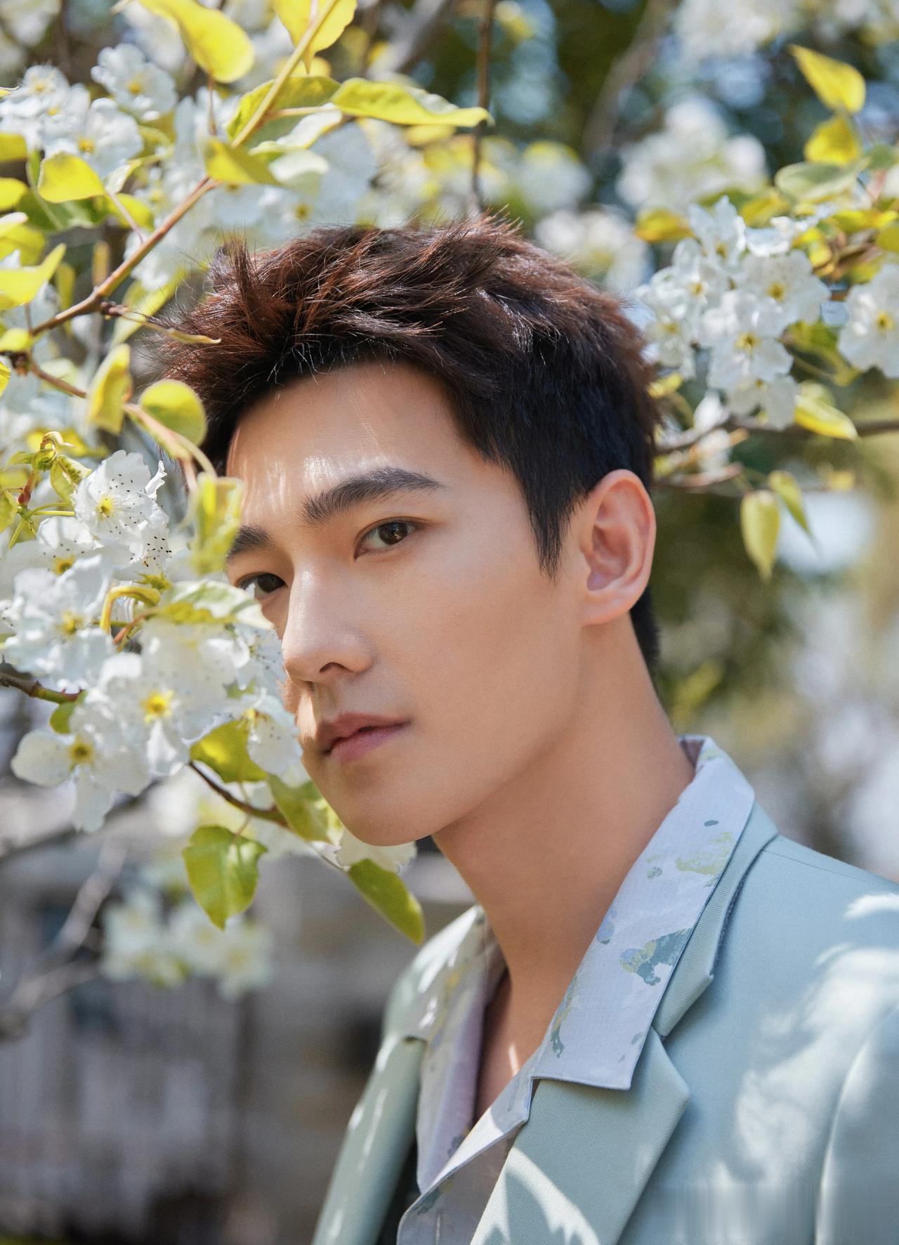 杨洋今日西安活动路透，浅绿色西装好清新，春日氛围感满满啊，内搭花衬衫，单手插兜，