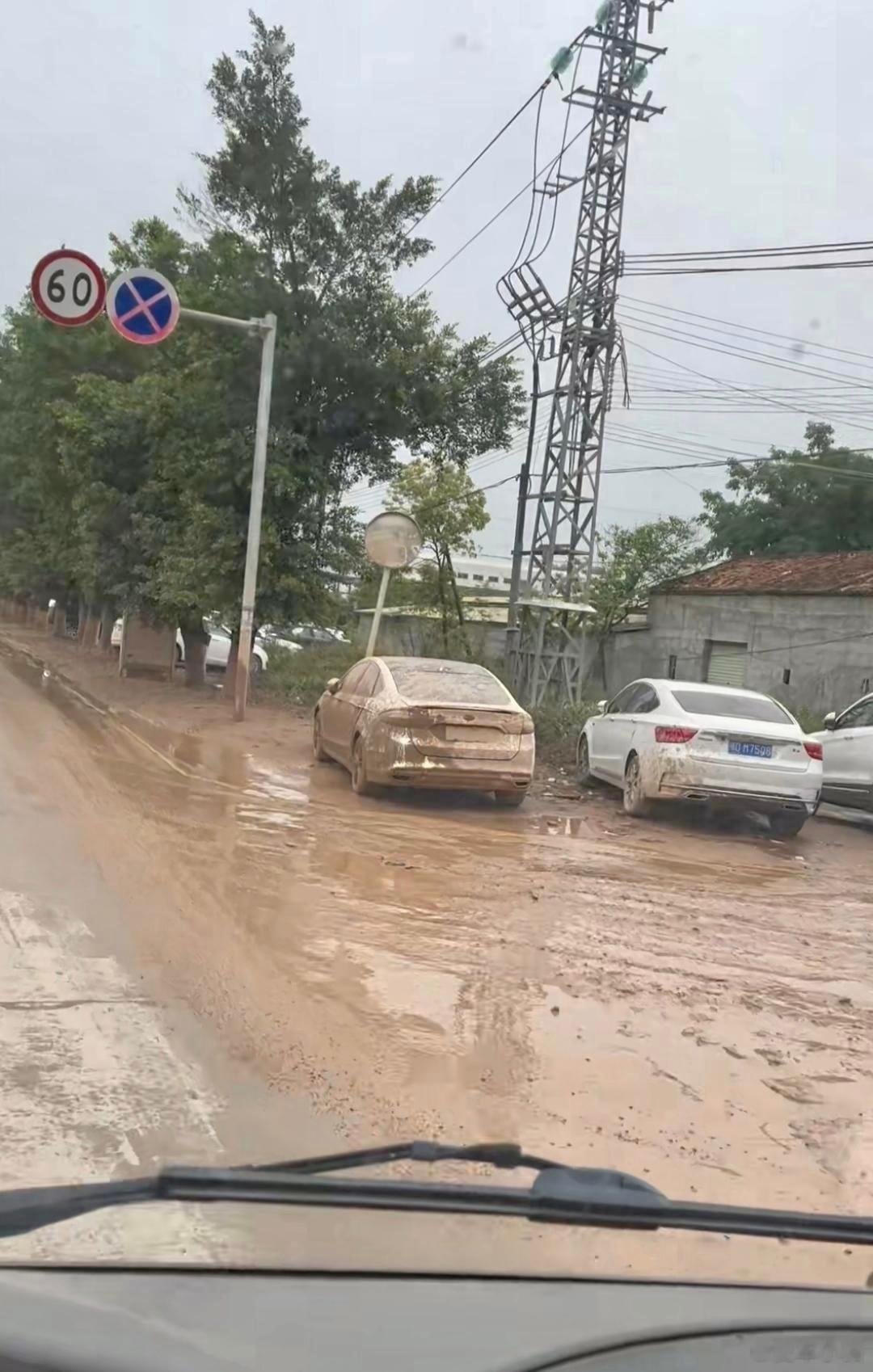 这辆应该是白车，停这也是倒霉了，原谅我不厚道的笑了！ ​​​