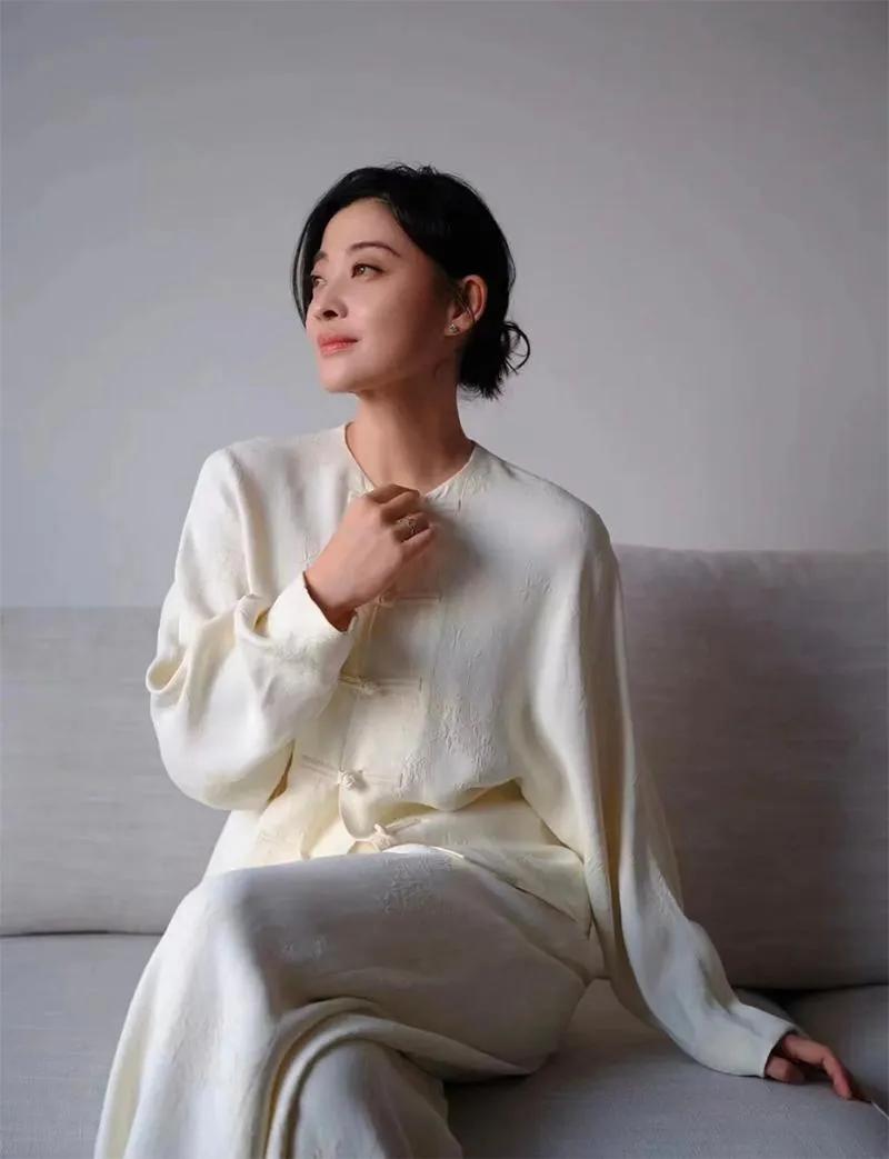 其实梅婷在《岁月》中出演许小曼时，穿的几套衣服才合身且漂亮，宽松西裤好匹配饼干鞋