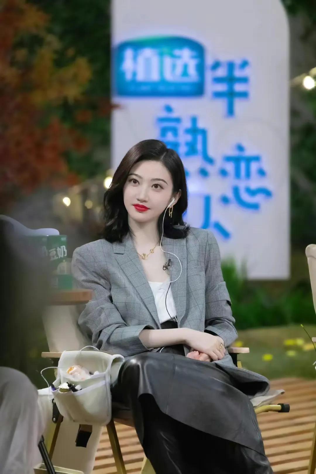 景甜真是太迷人了，穿灰色暗格子西服，美出新高度，内搭白色吊带，清新靓丽，清纯唯美