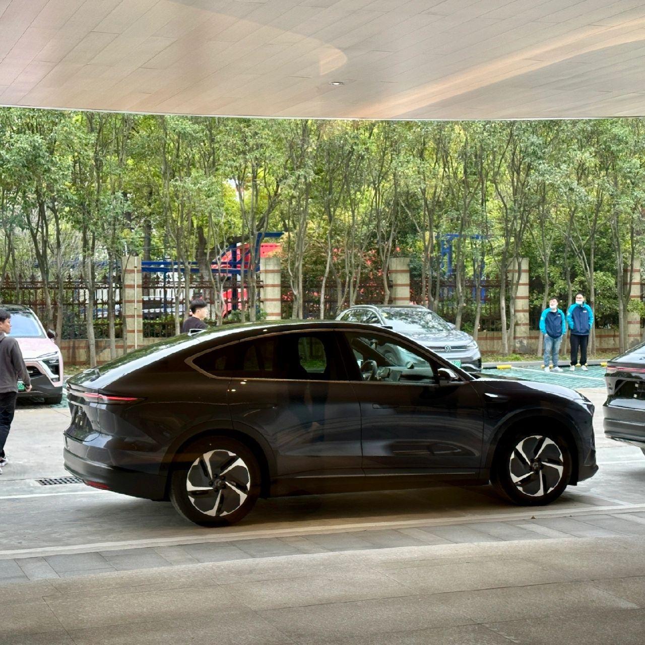 这个造型你能打几分
坐标某交付中心门口，各位猜猜是什么车
作为该车企今年第一款交