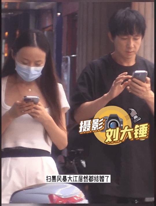 因《扫黑风暴》中的“大江”一角而爆红的演员苏可，近日被拍到和老婆牵手散步的画面。