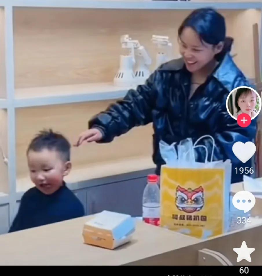 最近老杜来到瓷都，表现的非常抢眼。

这一对婆媳的表演欲实在爆棚。
又是晒一家四