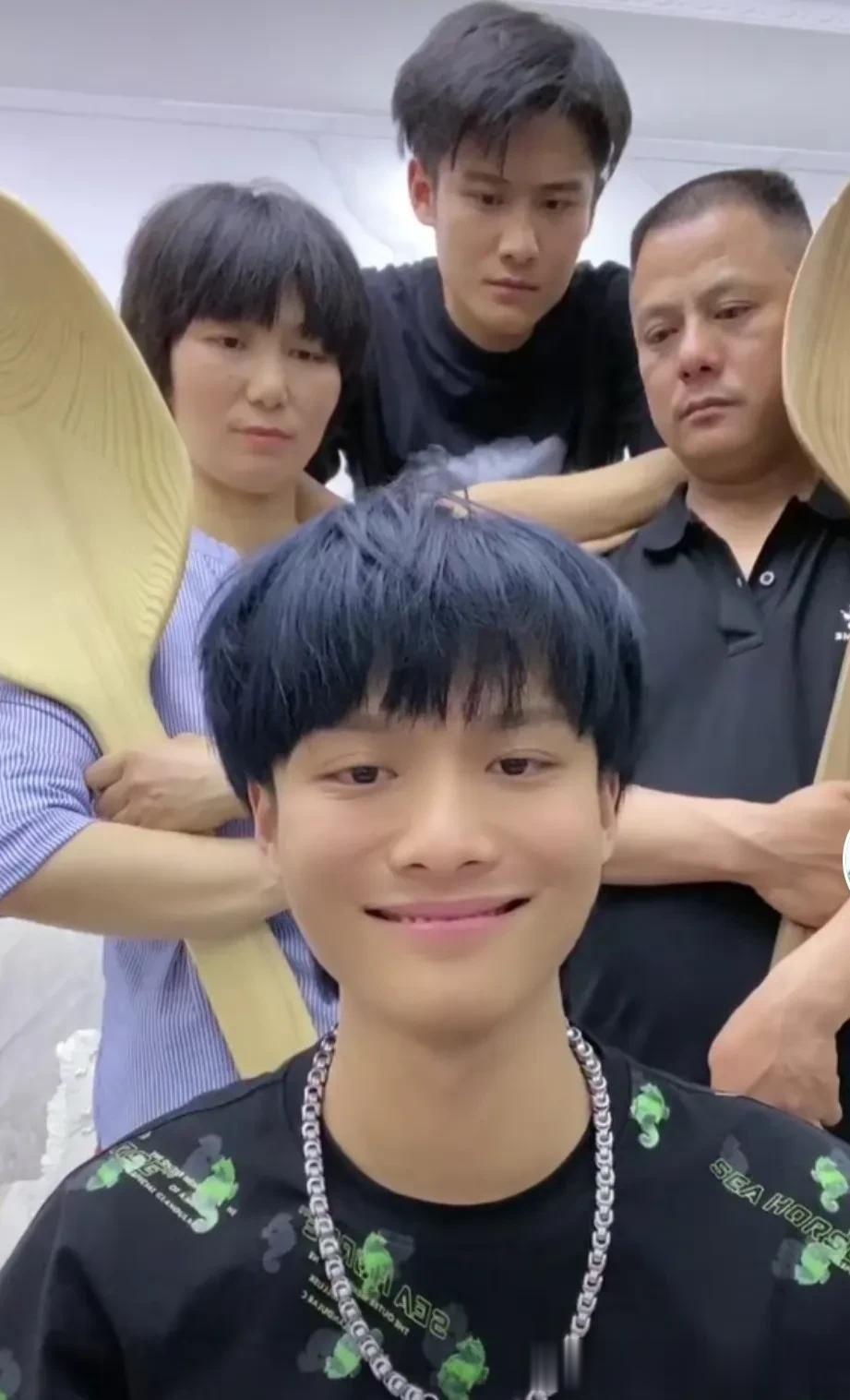 狂哥小杨曝光夫妻收入。他一个月拿货收入一亿多，一年一亿多。银行卡里的存款是11位