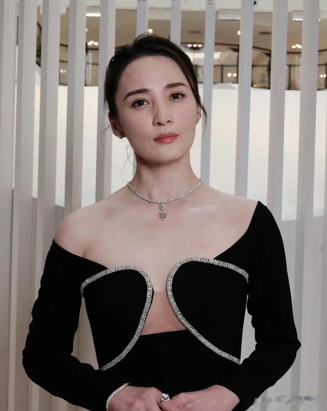 看蒋勤勤这生图才是40+姐姐的状态，没有过分夸大，而且状态还极好！蒋勤勤身穿黑色