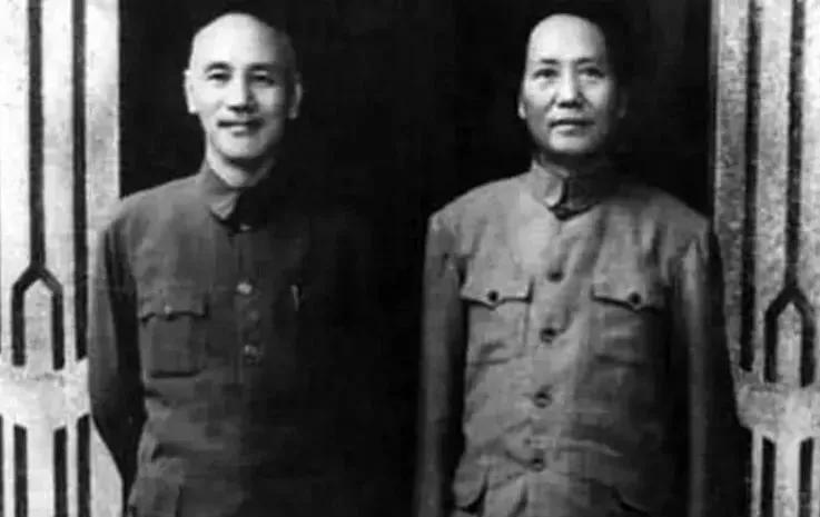 1945年，毛泽东抵达重庆后，蒋介石当晚设宴款待，他们两人一起接受了记者的采访。