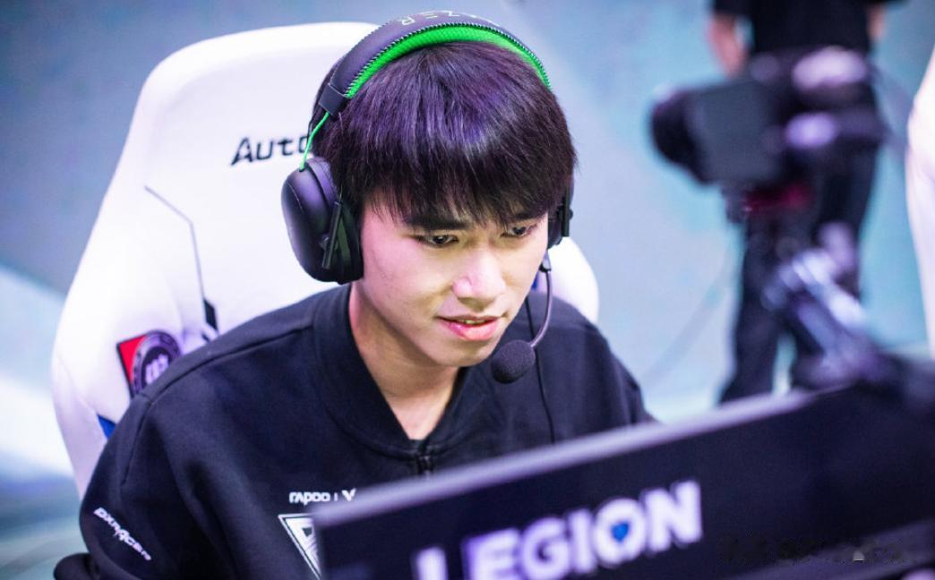 Aki和小楼交往过，已经分手？本人回应：不存在小三出轨之类的事情！

yuyan