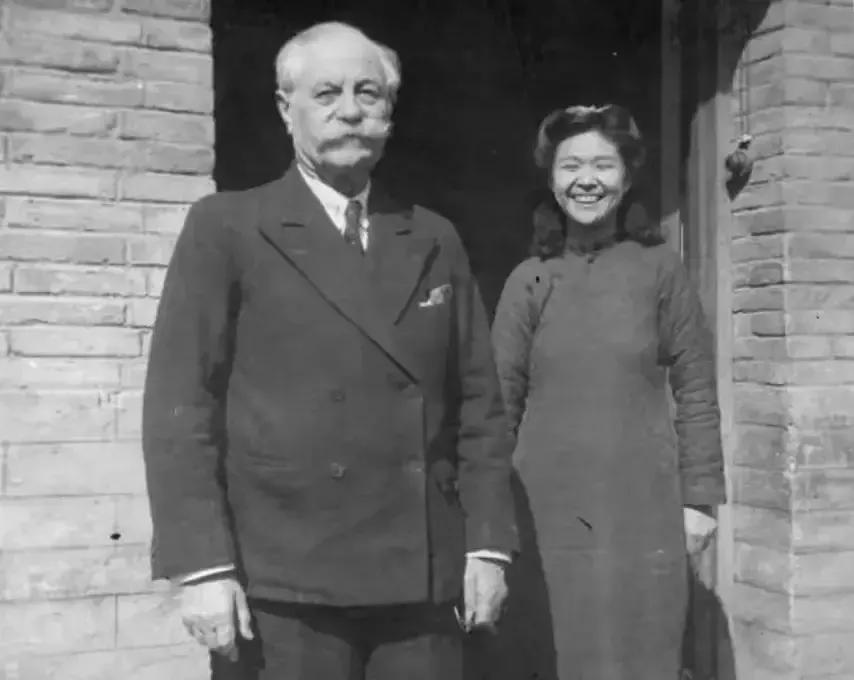 1952年，28岁的吴似丹嫁给了80岁的贝熙业。新婚之夜，贝熙业望着娇妻说：“你