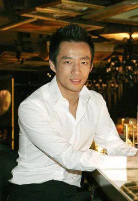 汪小菲跟谢霆锋没有可比性。

第一；汪小菲出身“豪门”，实际还在创业中，他那个豪