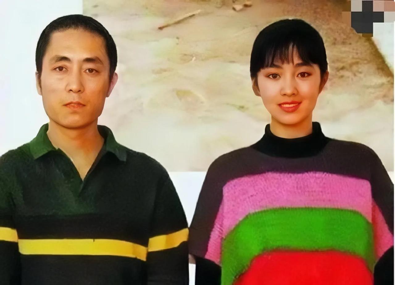 年轻时的张艺谋和巩俐的一张合影，那时候的巩俐清纯唯美，和张艺谋很有夫妻相。
张艺