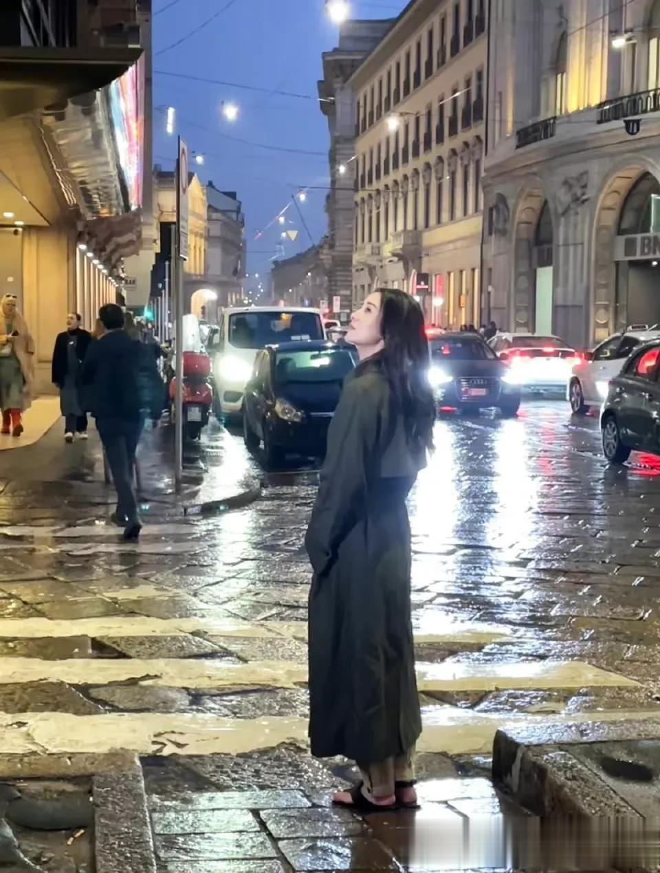 网友在米兰偶遇宋佳，身穿军绿色大衣搭凉鞋再加上蓬松的长发，在雨中看着慵懒又知性，
