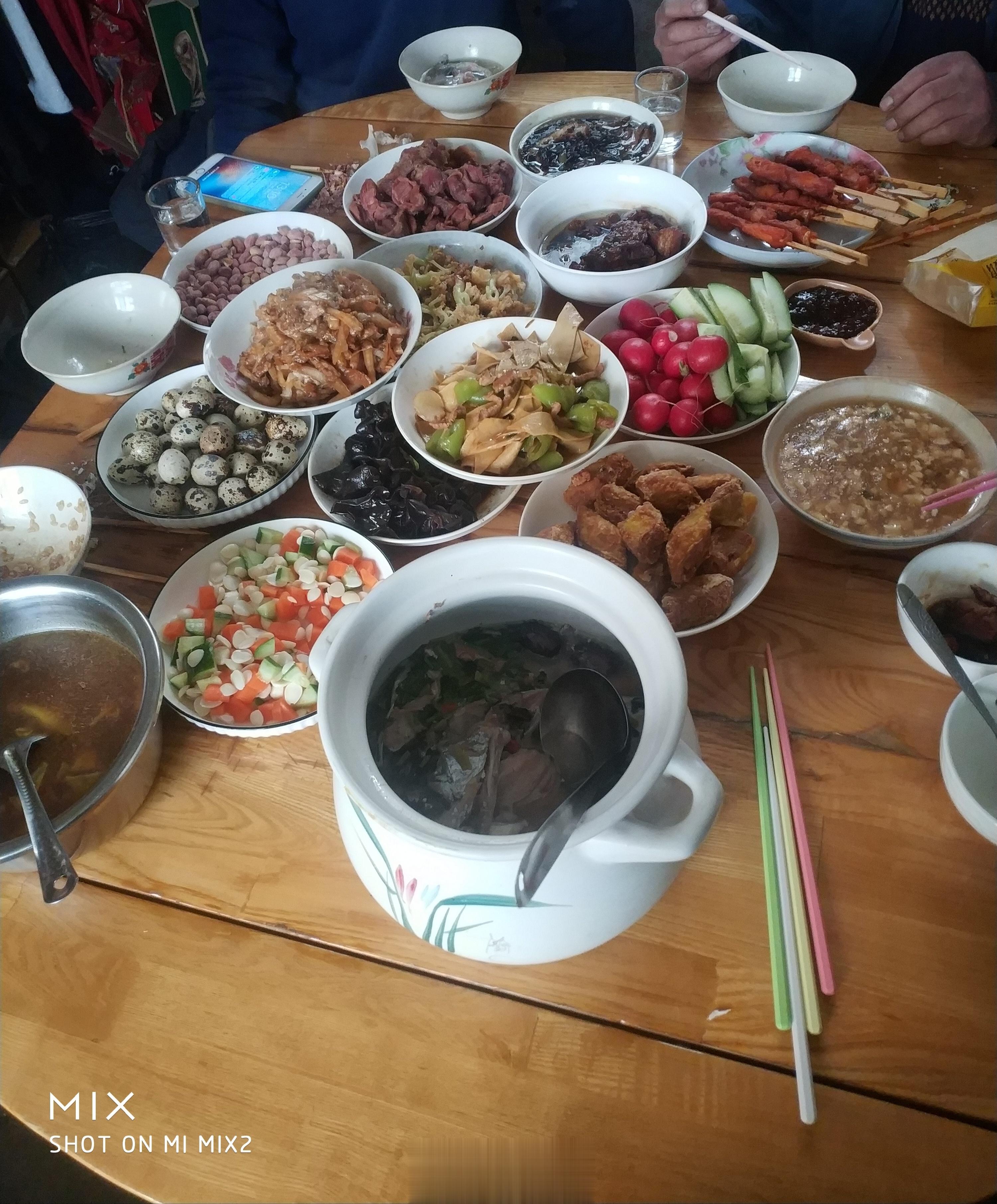 今天是上元节即元宵节，本应过节，吃点好的。由于太忙，孩子们分发快递邮件，时刻离不