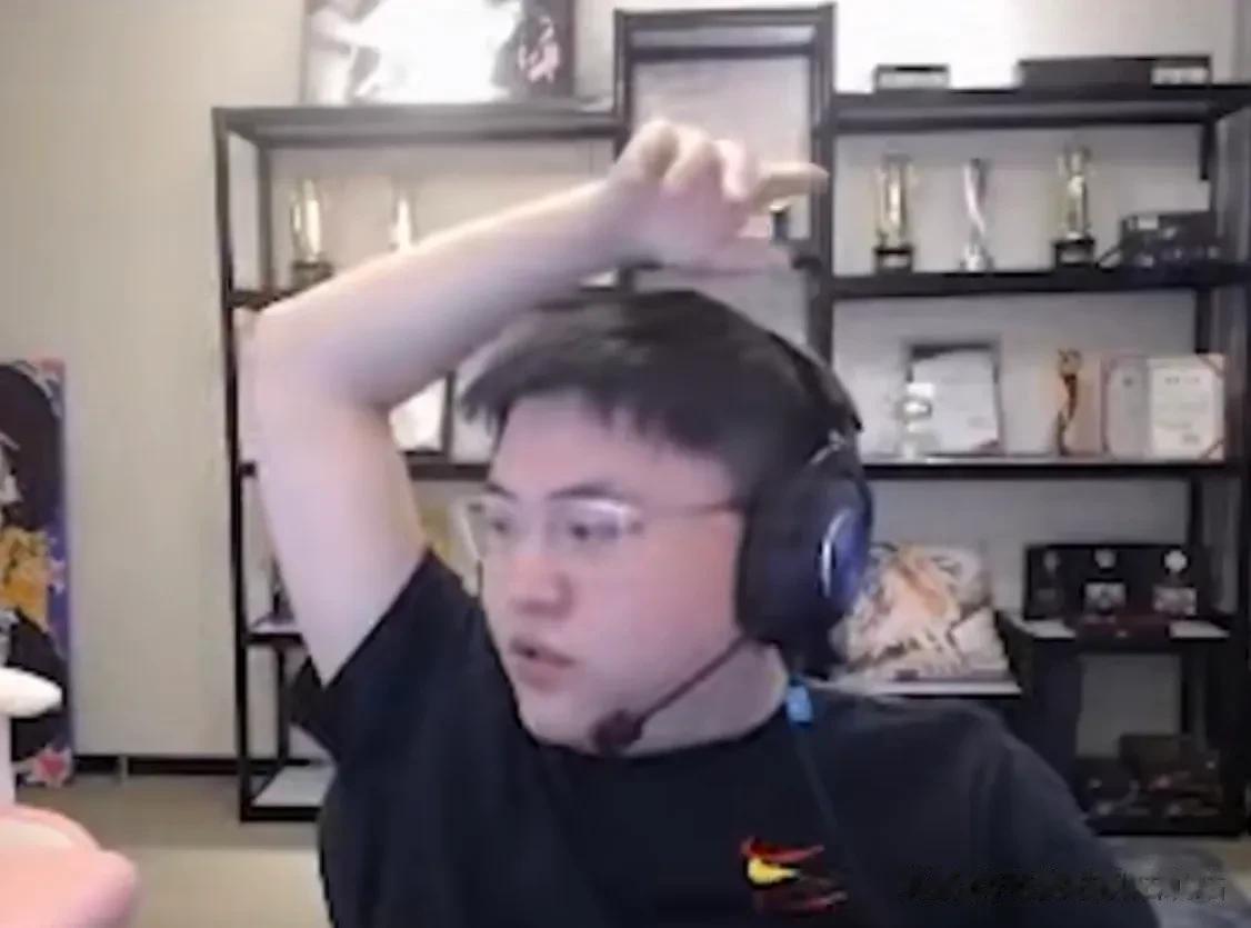Uzi：十大选手那个名单刚看怎么那么多人没有，名单看上去人也不多真的很少，有一个