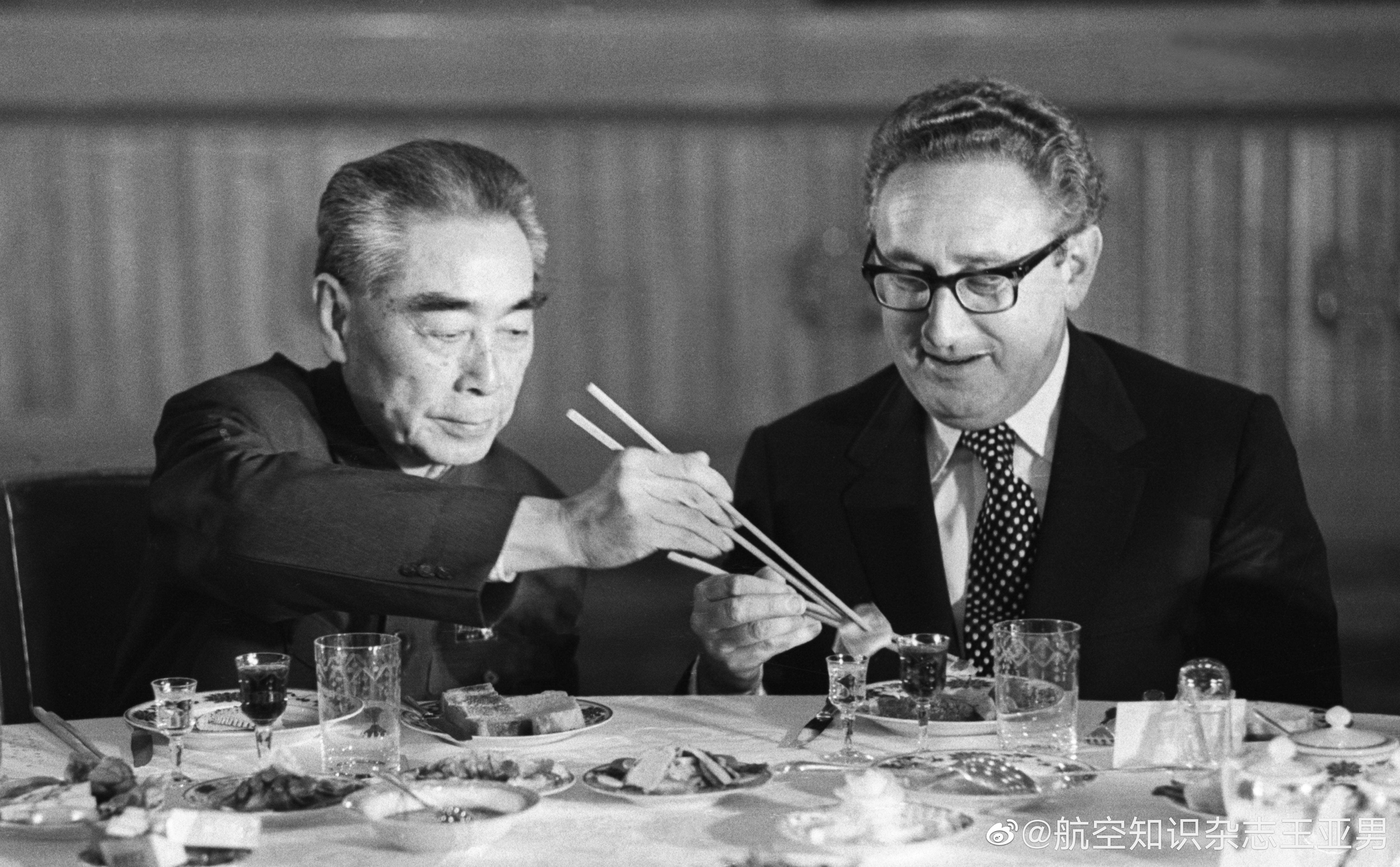 周总理和基辛格在一起。每次看到国内外各种档案机构留存的总理留影，总是特别感动，总
