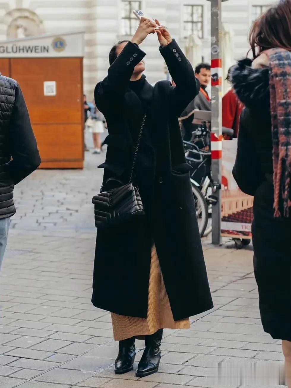 维也纳街头风格各异的女生们的早