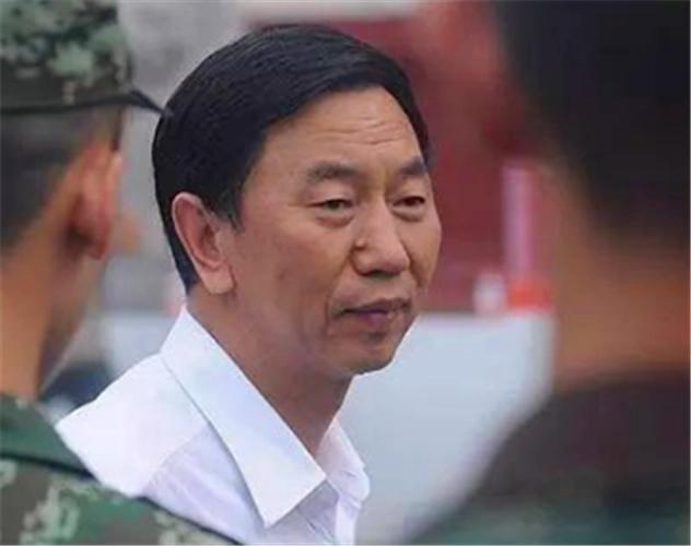 退休耿彦波独自逛公园获网友怒赞：一身正气走哪都不怕。

近日，一段前太原市长耿彦