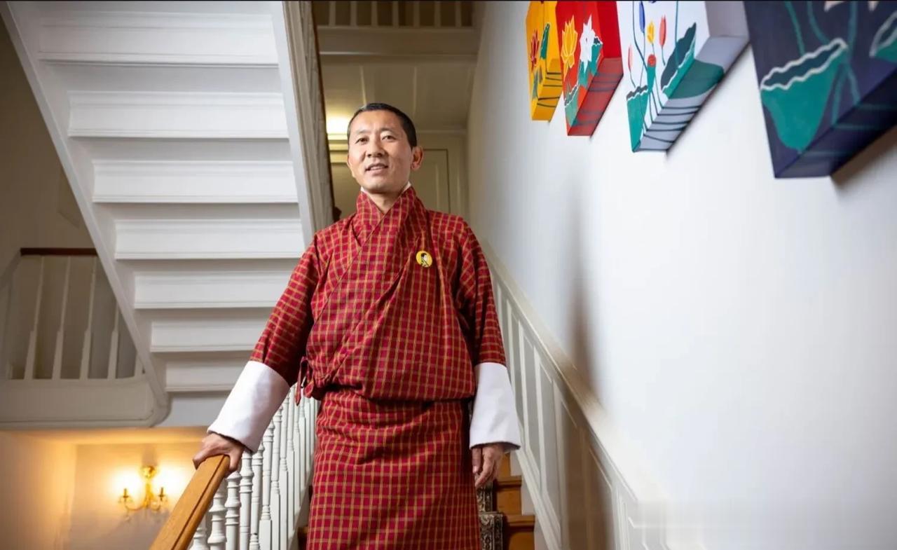 不丹首相洛泰·策林本周访问了比利时和卢森堡。他告诉《自由比利时》：中国建造的10