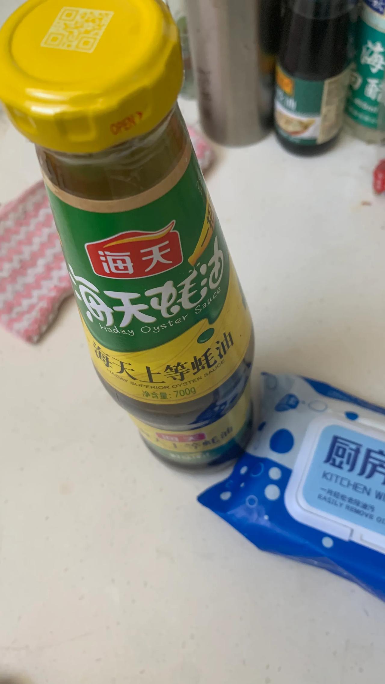 干着急甩不出，一使劲就甩多了，一瓶用不了几天。
我很想对蚝油厂家说，咱们这个瓶盖