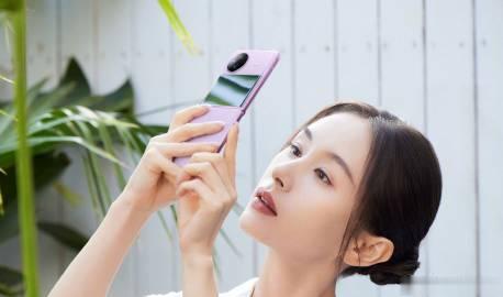 提前看一下vivo X Flip 。

竖向折叠屏，外屏巨大，占了一半多，而且还