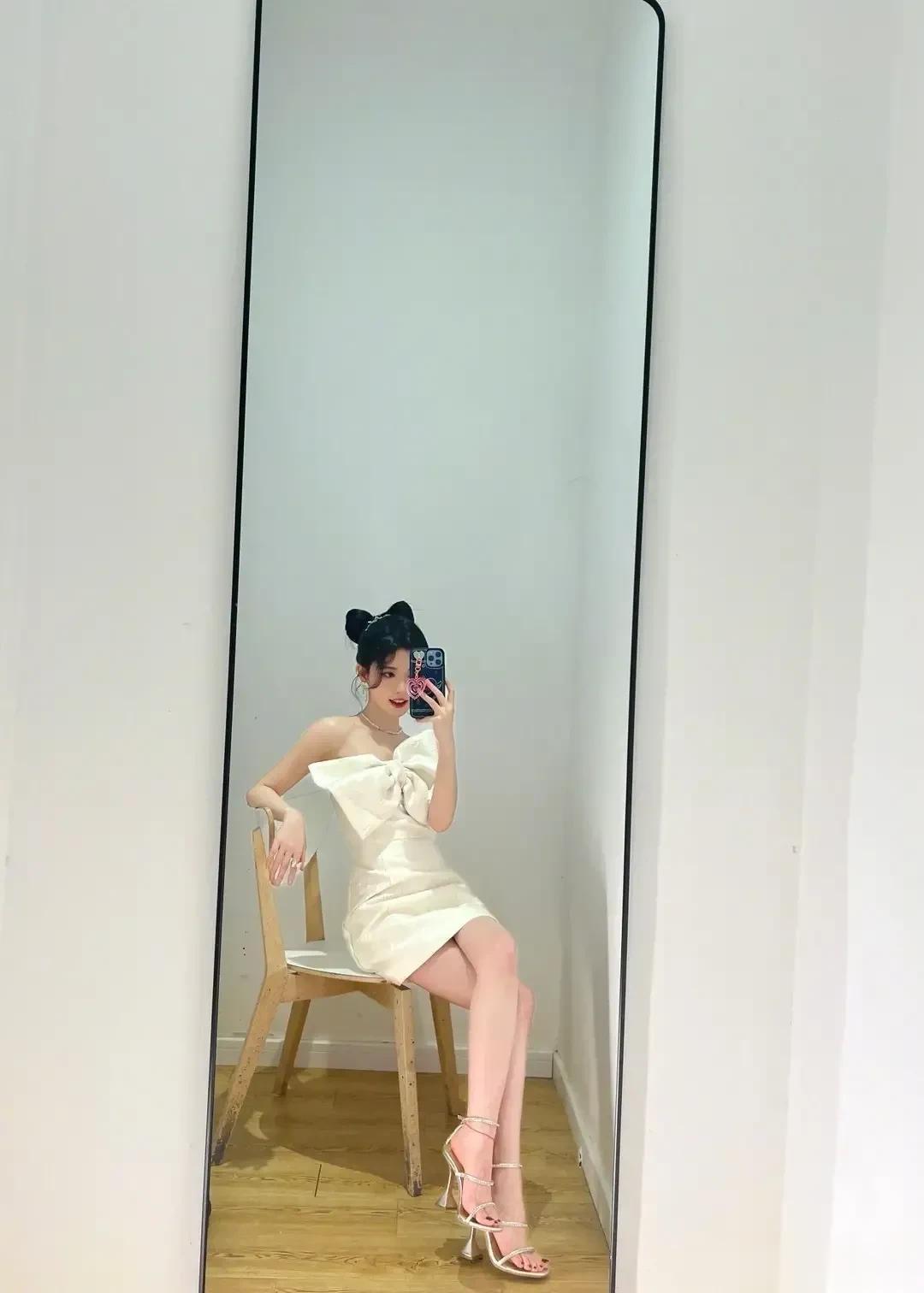 不得不服，鞠婧祎的拍照技术！

她的自拍照，大长腿都能溢出屏幕，绝对的拍照专业户