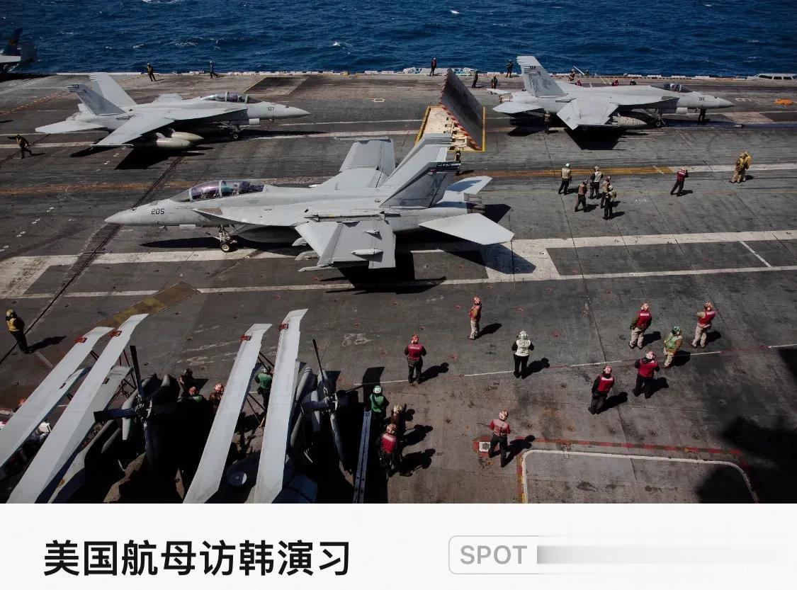 一架美军 F-18 超级大黄蜂战斗机在「尼米兹」号核动力航空母舰上进行起降演习，