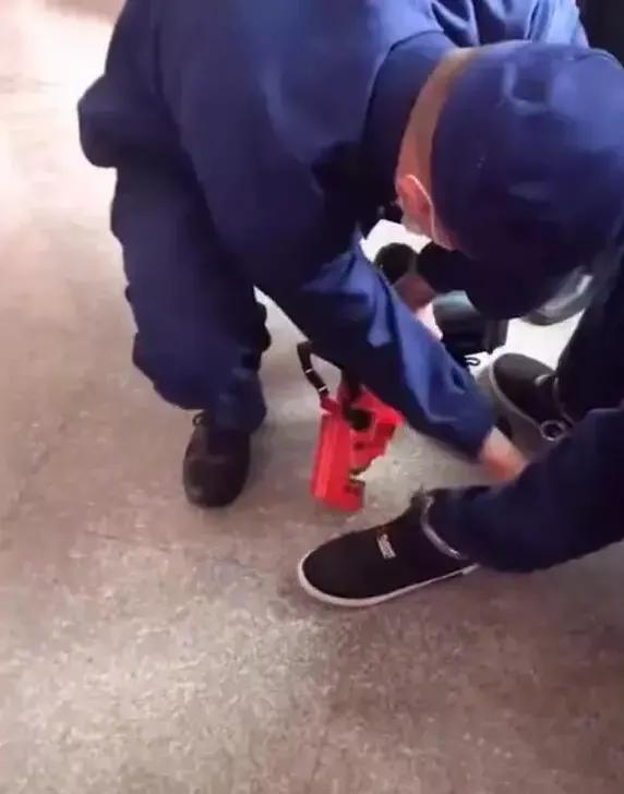 2022年，江西吉安，年仅33岁的杀人犯谢某即将被执行死刑，狱警给他解开脚链，给