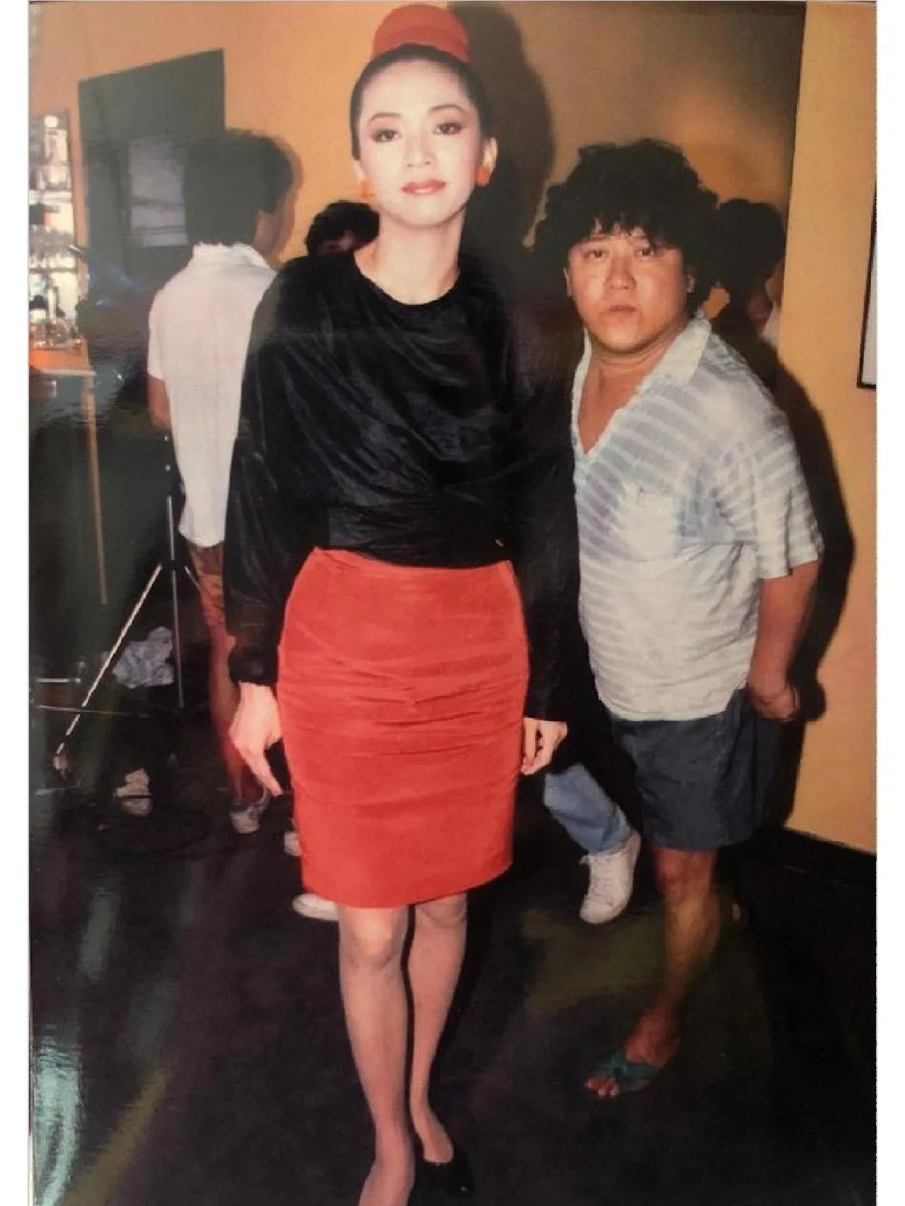 1988年，梅艳芳和曾志伟在一起合影。
当时的曾志伟顶着一头卷发，身着拖鞋和短裤