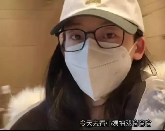 女明星苗苗一家被骂上热搜，怎么回事？

本来今天是妇女节，作为妇女的苗苗应该收到