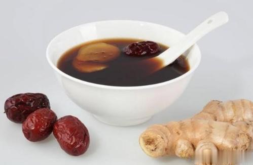 生姜大枣茶——健脾祛湿气材料：大枣3枚、生姜3片、红茶一撮做法：生姜切片加水煮开