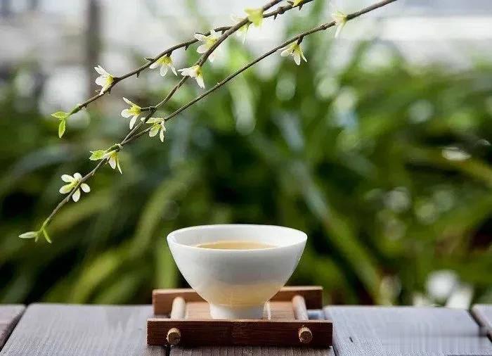  
品茶赋诗音作伴
登高远望人