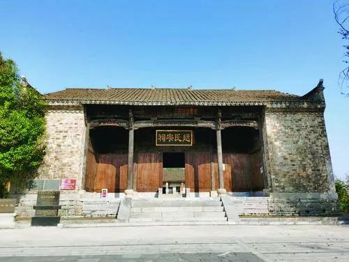 南方祠堂特别多，而与祠堂在一起的还有一种建筑，你知道是什么吗？

那就是戏楼。大