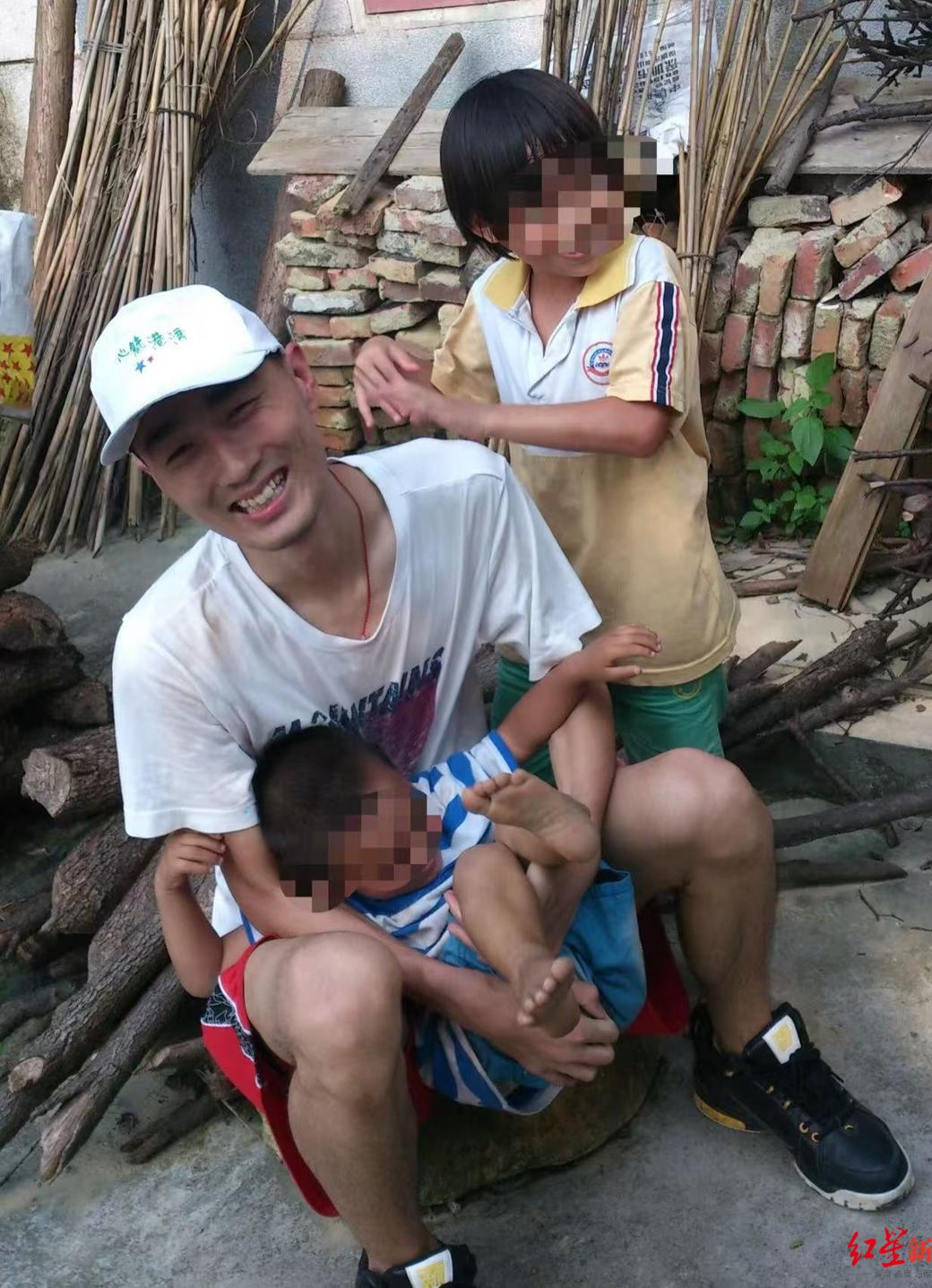 #程序员周末猝死后还收到工作消息#【32岁程序员周末晕倒后猝死，抢救期间曾被拉入