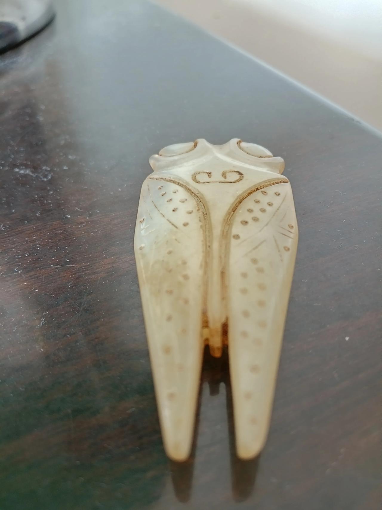 明清和田白色古玉雕刻乳丁纹，云纹玉蝉玉佩一件，玉质油腻细润滑。雕刻精致。