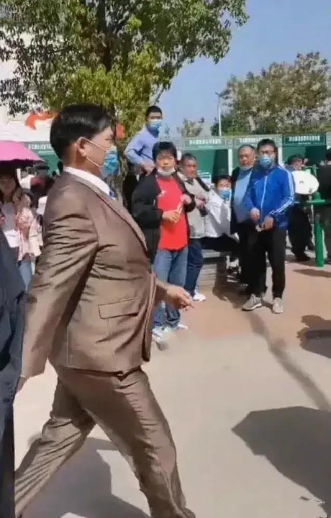 都说大衣哥土里土气，但是西装革履的大衣哥气质焕然一新，挺着啤酒肚，走起路来虎虎生