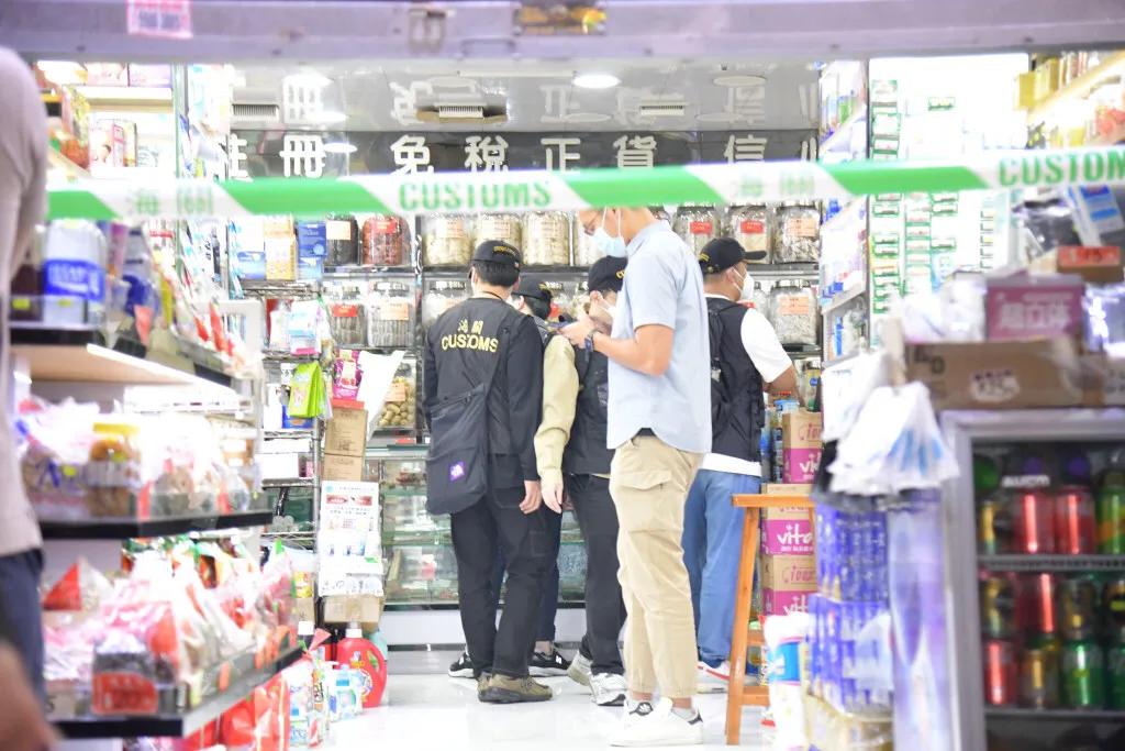 一名内地游客去香港买中草药，刚问完价格，店家就给磨成粉了；他以为只需付1000多