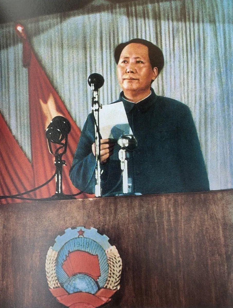 1949年9月21日，毛主席在中国人民政治协商会议第一届全体会议上致开幕词。
毛