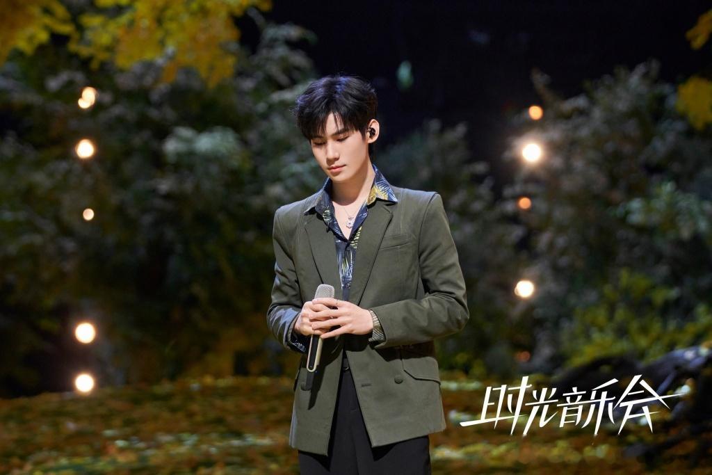 #张真源[超话]##张真源时光音乐会墨绿色西装剧照# “我要你靠近我抱着我，好好