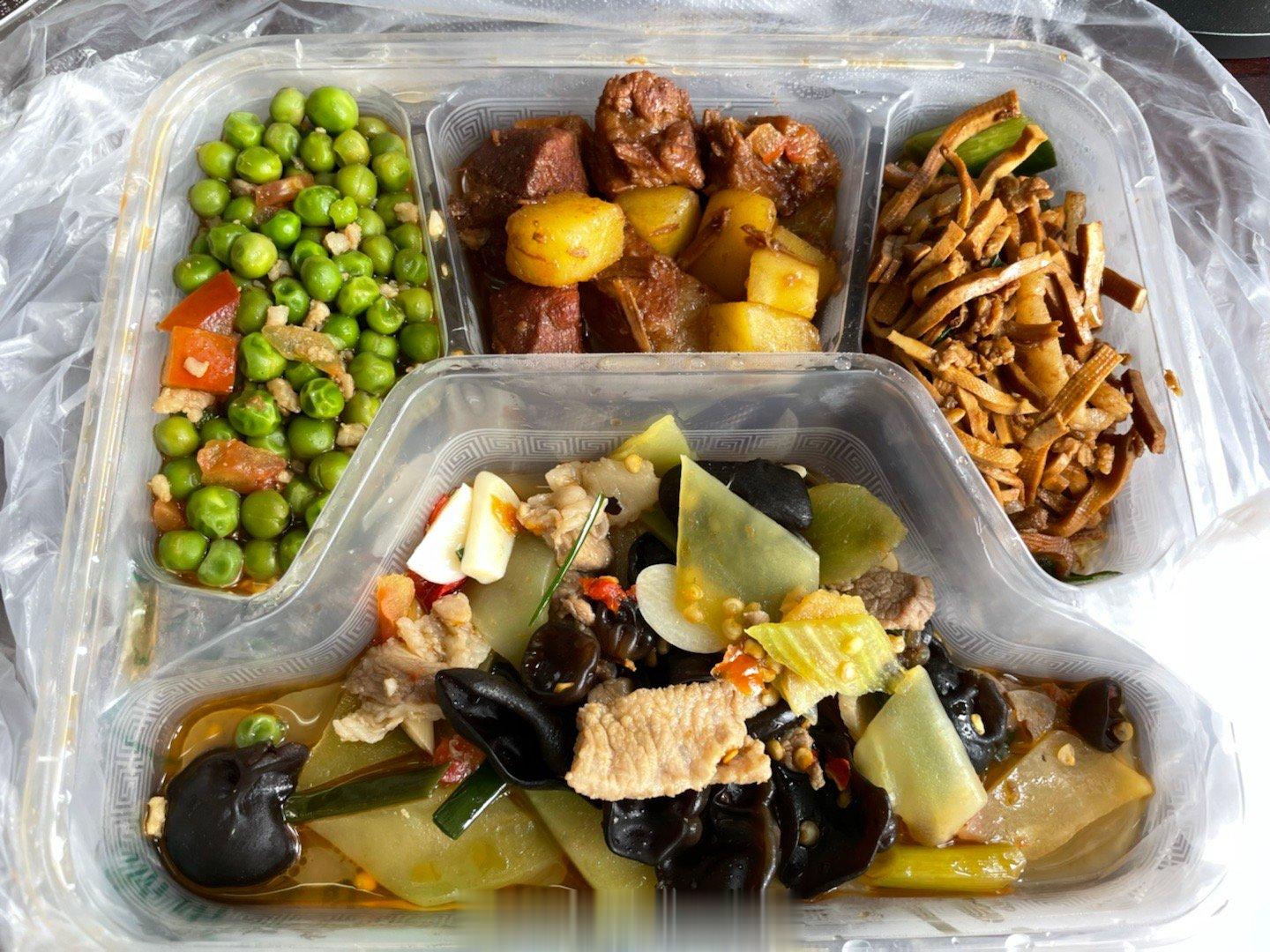  加班日的两顿盒饭，吃得够够的……中午的红烧肉大受好评，下午就木有了，芹菜胡萝卜