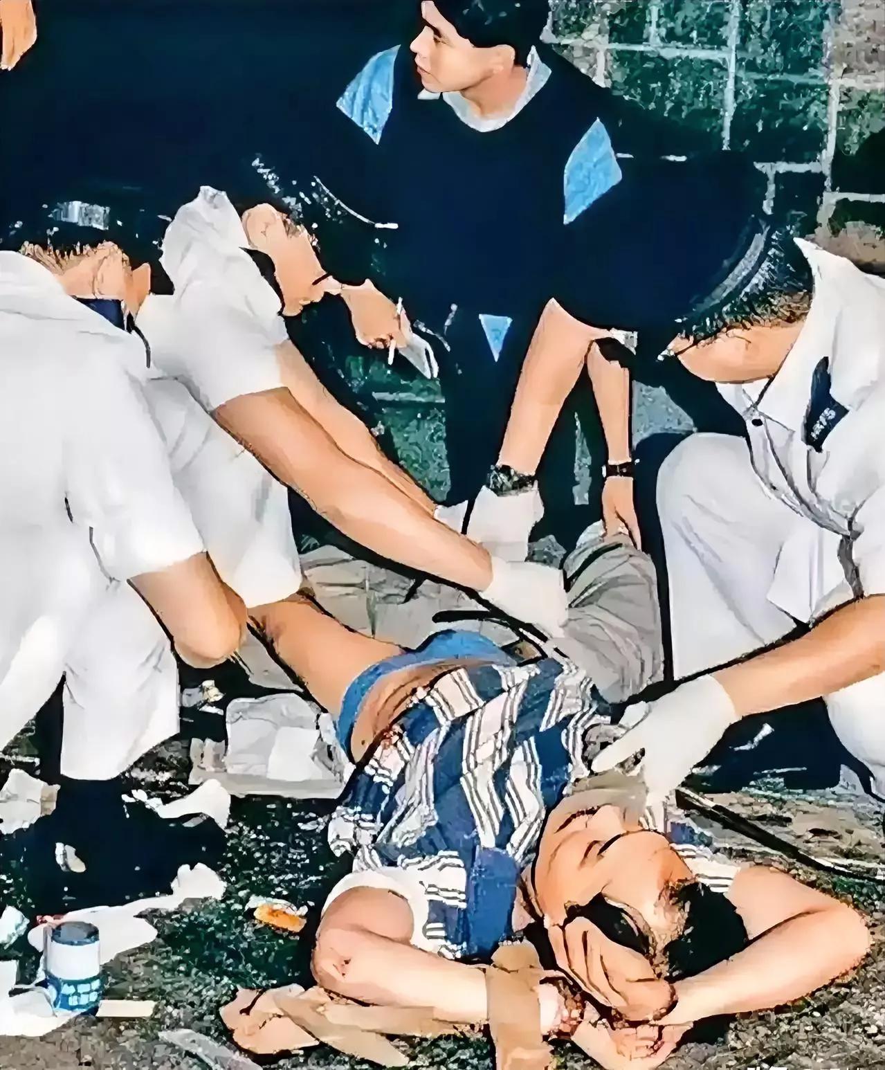 这是1996年，香港，“悍匪”叶继欢落网后的一张照片，当时的他手持AK-47步枪