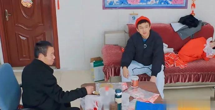 节目中，邓超说：“一次给妈妈发消息，一直没收到回复，姐姐也联系妈妈，不料也一直没