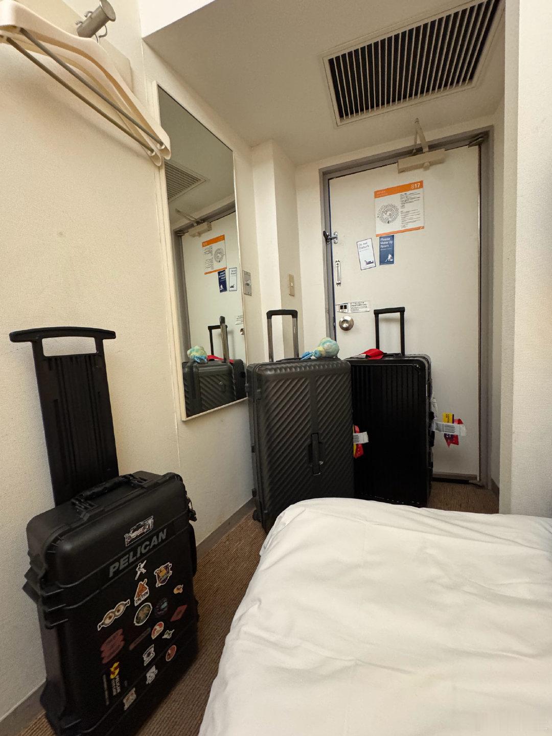 抵达名古屋，住进了“袖珍版”的亚运媒体酒店，到现在没想明白怎么拆行李[允悲] ​