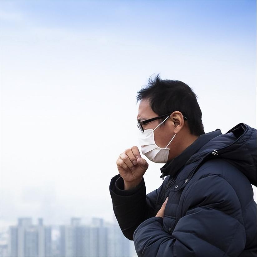 肺腺癌三代药治疗两年后为什么会变成小细胞肺，该怎么办？
张先生2年前确诊肺腺癌，