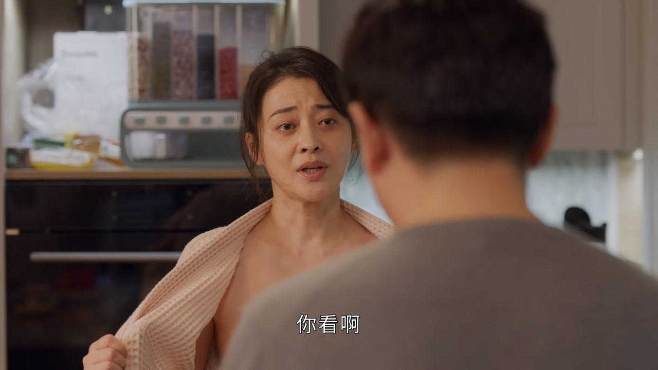 女人解开睡衣，指着肚子上的疤说：这是生小方的时候留下的，这些赘肉，这么老的身体，