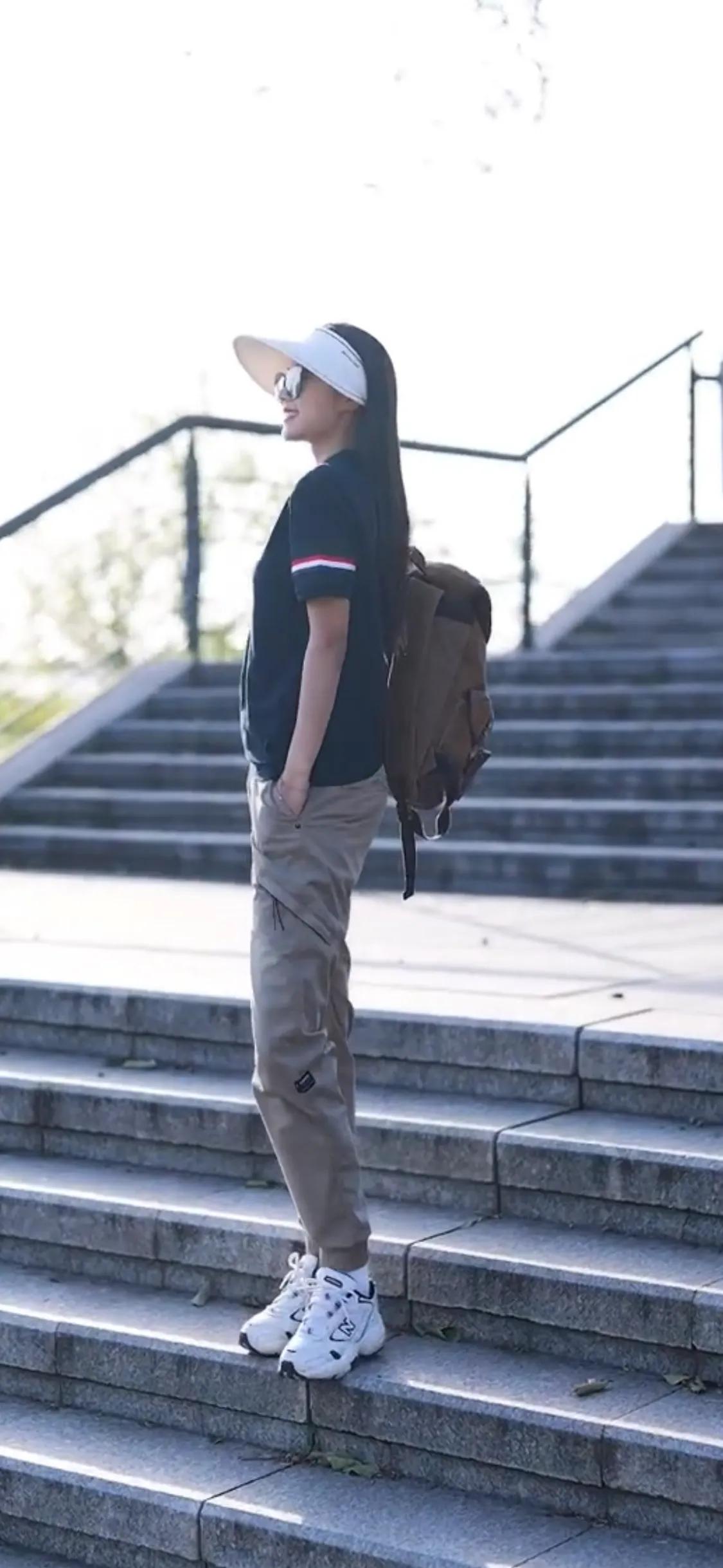 人生就是个独来独往的过程，你愿不愿意，该来的还会来，该走的也留不住。我们总是笑着
